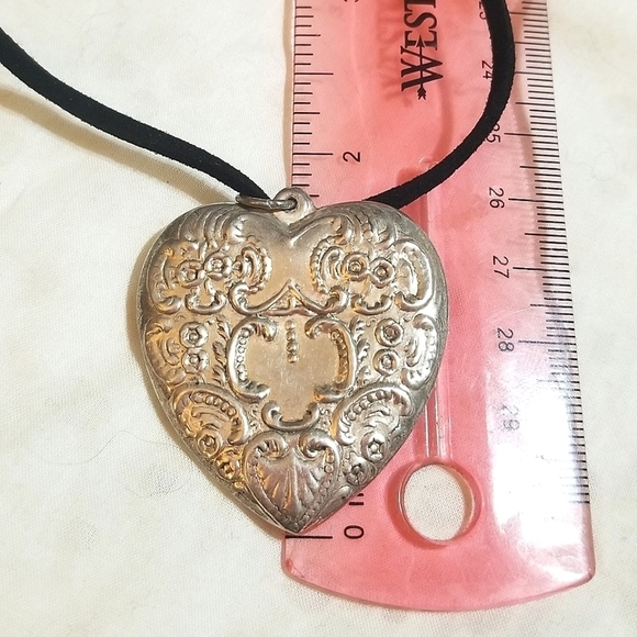 VICTORIAN Era Repousse Sterling Heart Pendant Necklace - Picture 5 of 6